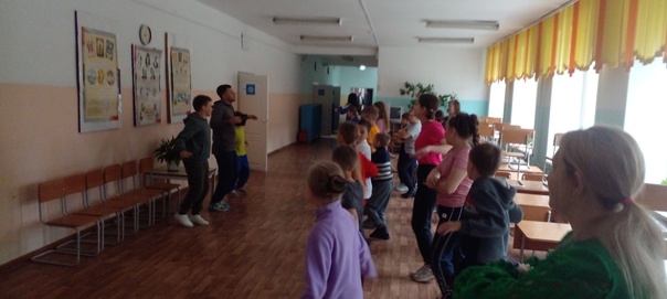 Второй день в летнем оздоровительном лагере " Непоседы" , несмотря на непогоду, начался бодро и энергично с зажигательной зарядки.